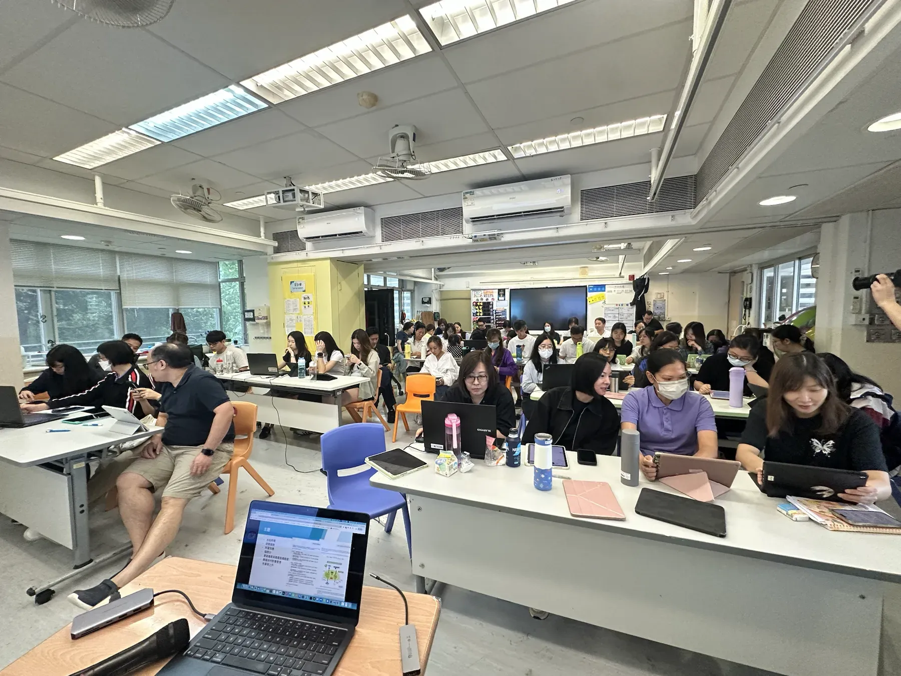 臻和學校教師參與到校AI實作培訓