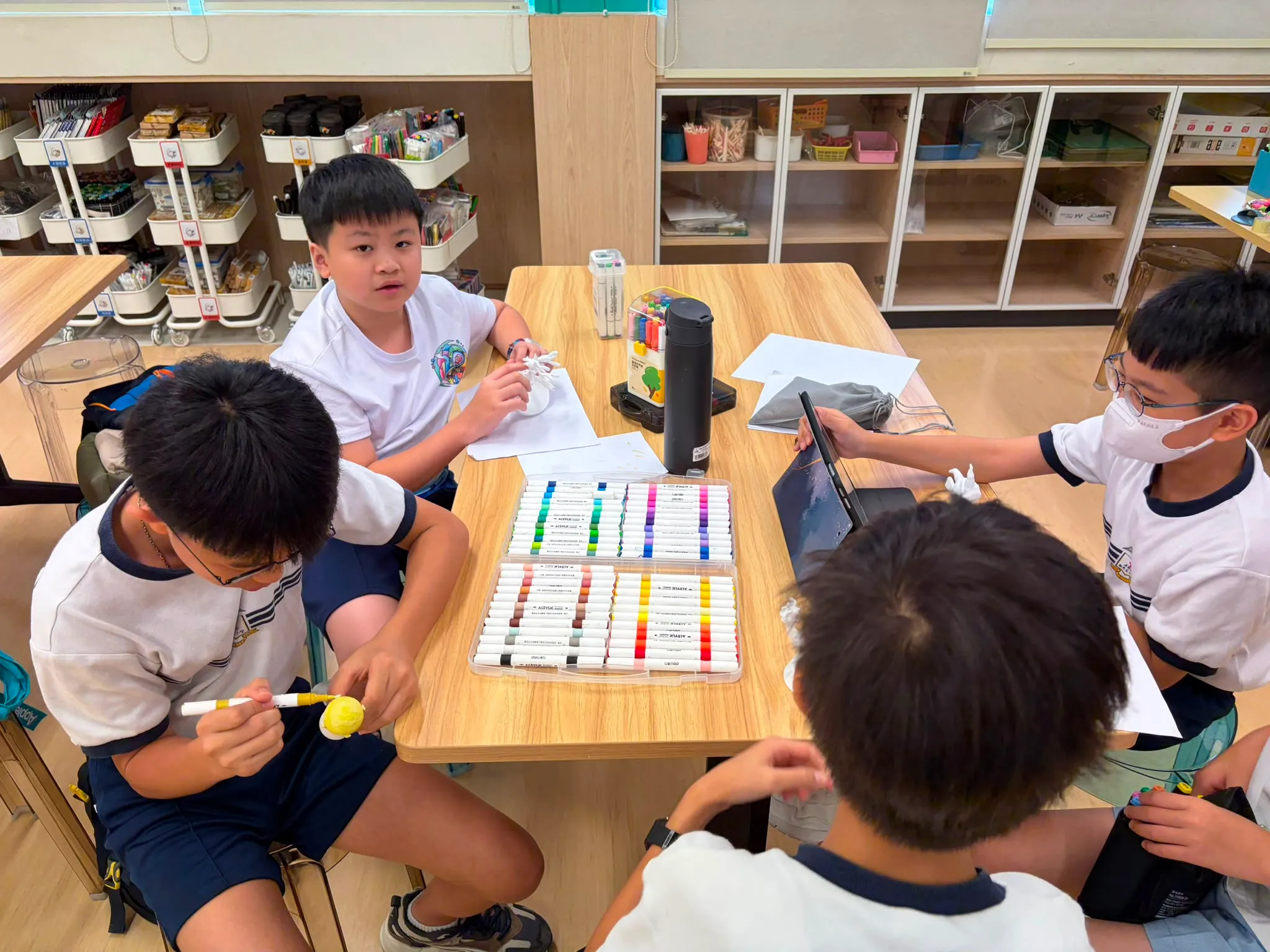 學生在10教育3D創作課堂為打印作品加入顏色和細節