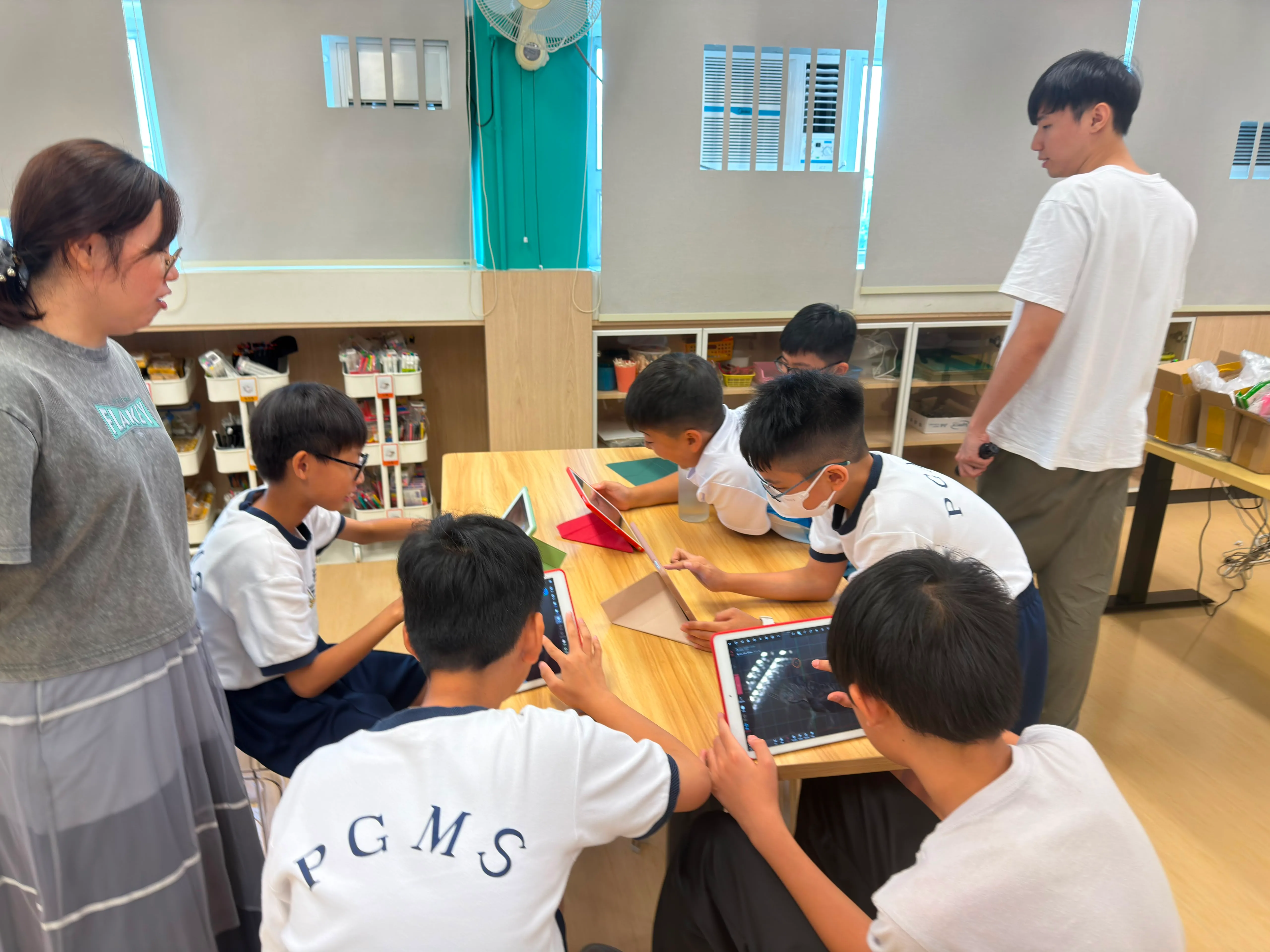 學生使用平板電腦進行3D數碼建模