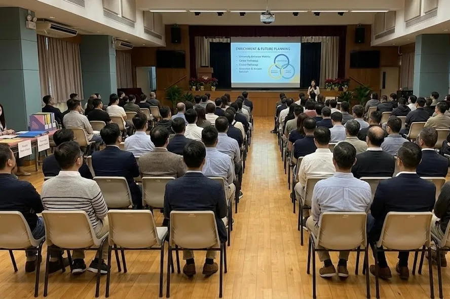 學校禮堂舉行教師發展環節，講者於台上分享，大螢幕顯示「Enrichment & Future Planning」升學與生涯規劃相關內容。