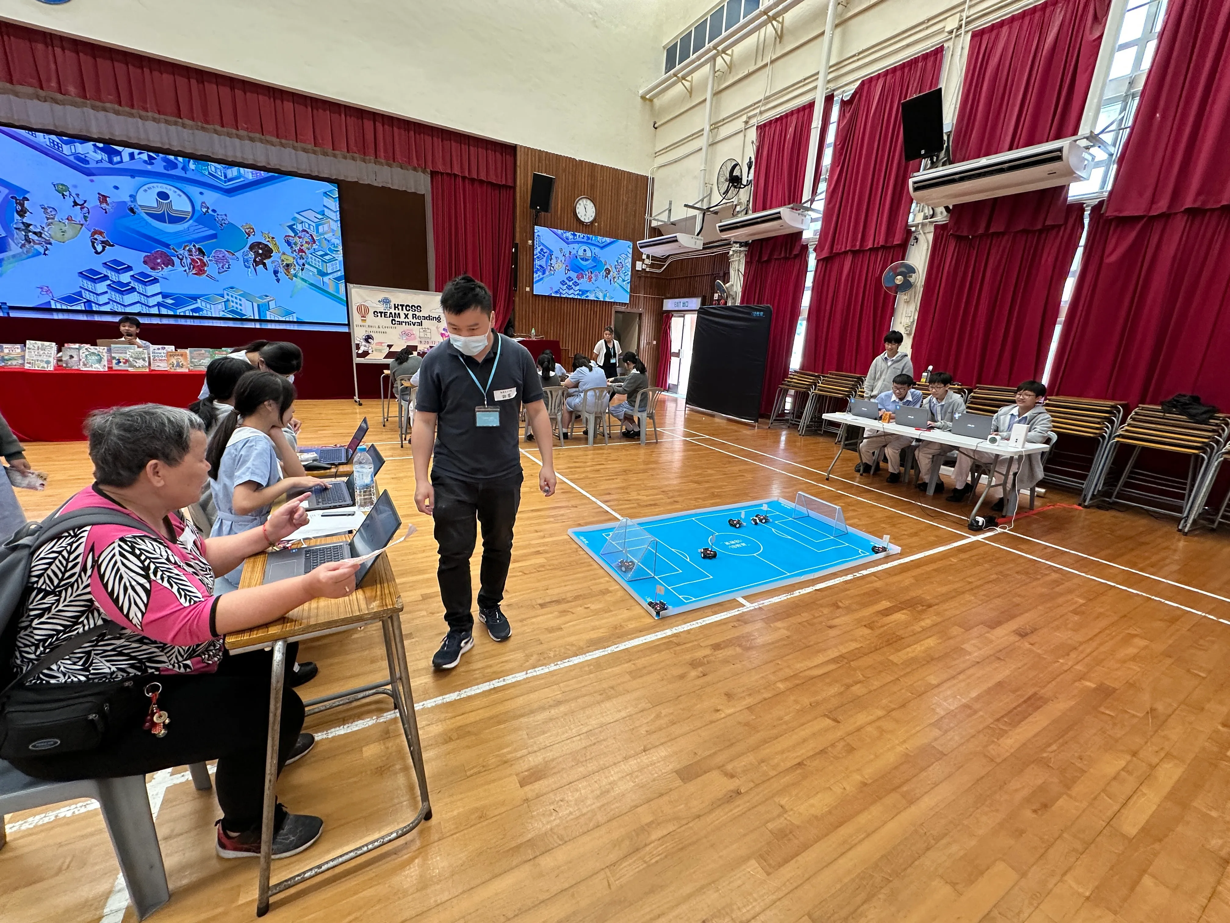 學校禮堂內多組學生同時參與 STEM Day 科技活動