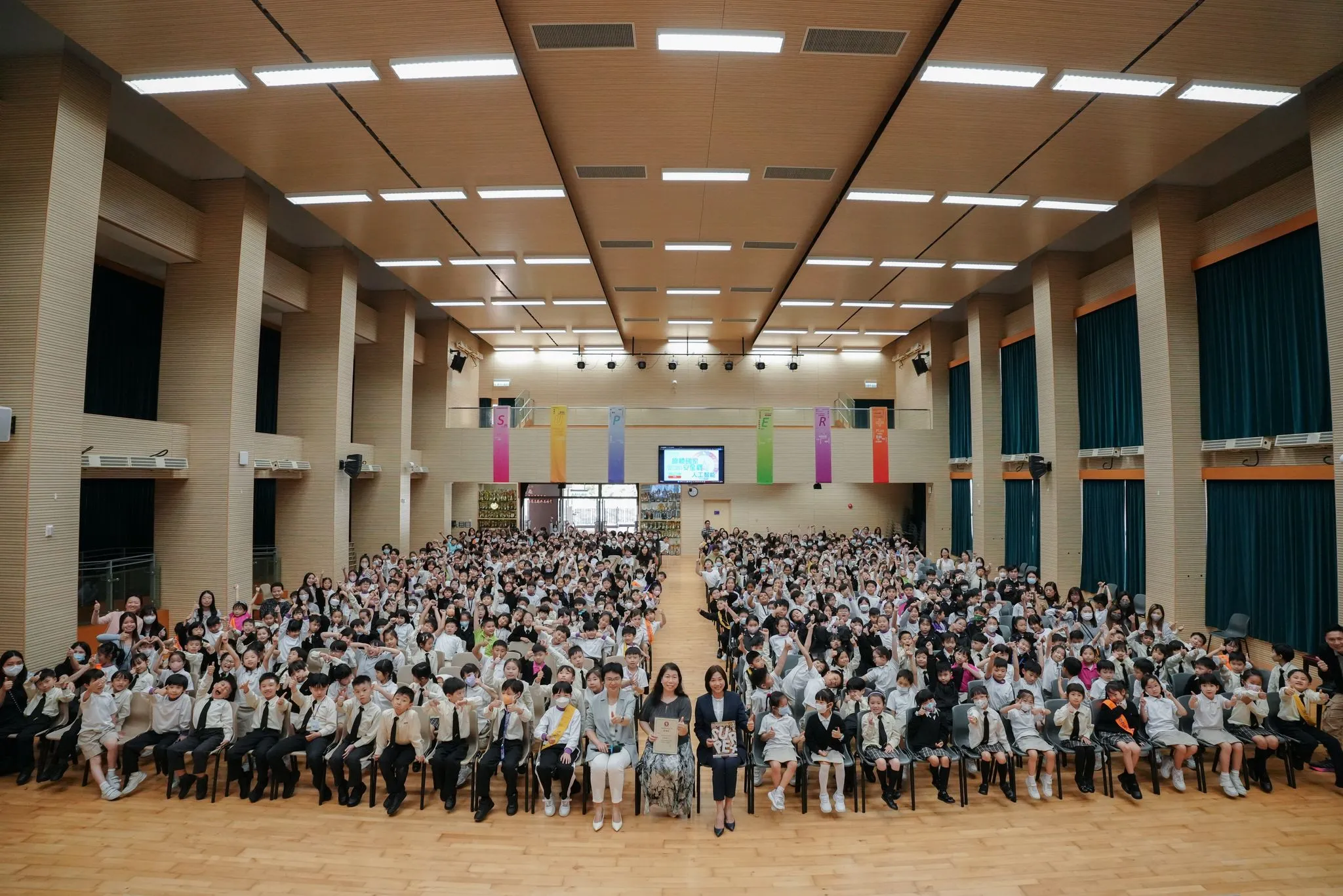 全校學生在禮堂參與人工智能及國家安全講座