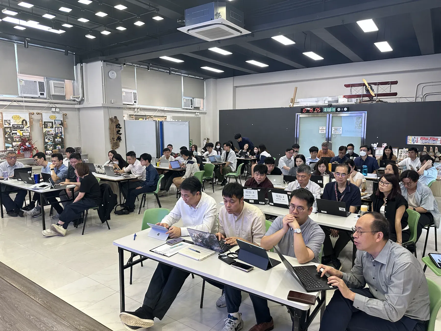 中華基督教會基協中學教師參與到校AI實作培訓