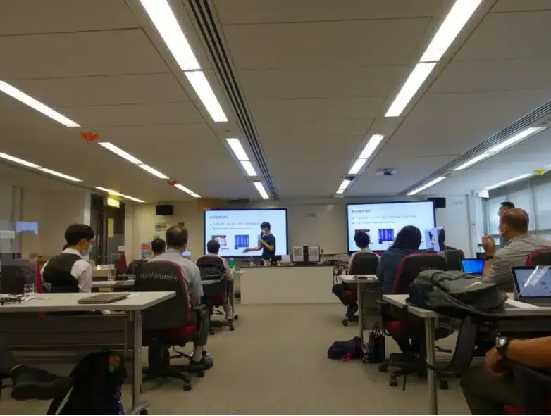 與教育局合作向老師們分享如何在中學運用人工智能編程控制無人機